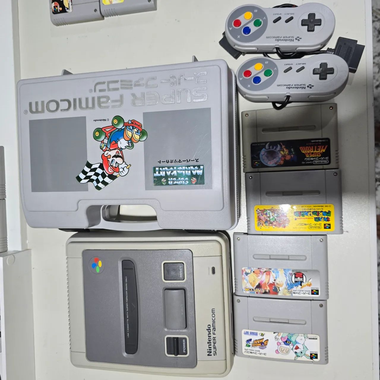 Console de vídeo game super nintendo com 4 jogos e maleta