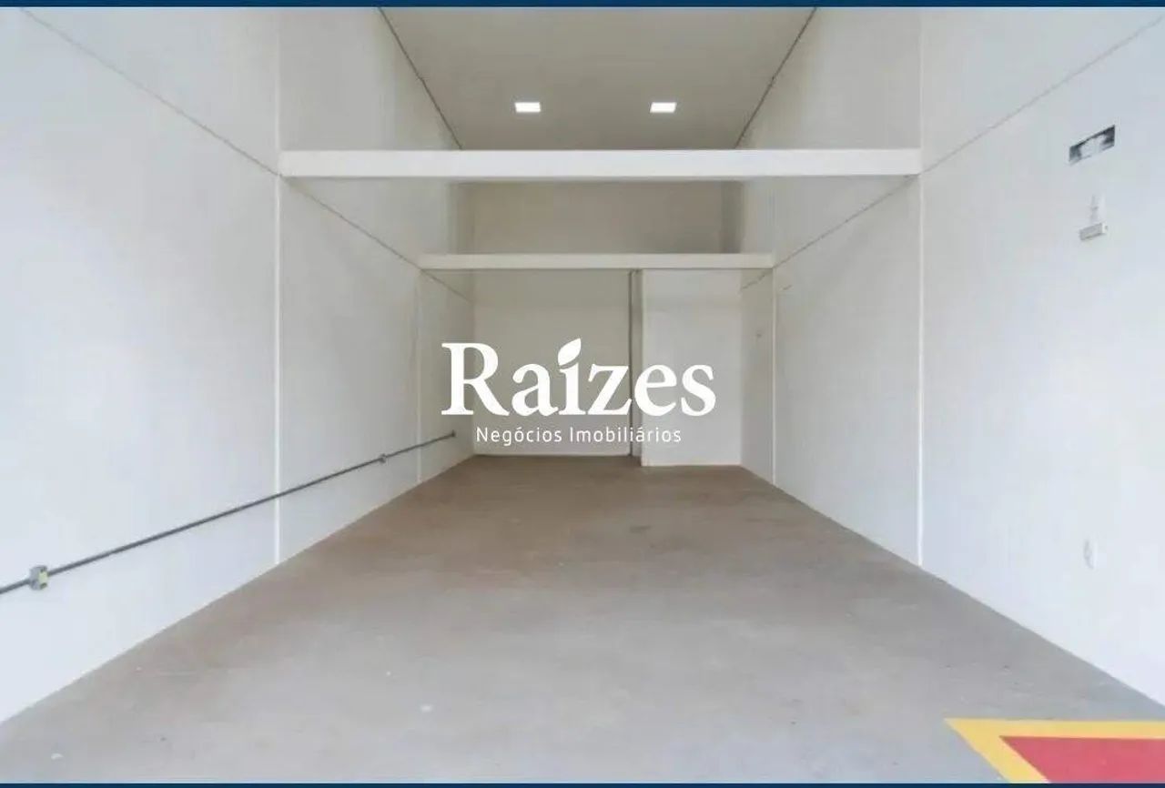 Loja de 77m² em Galeria de Esquina com Estacionamento Frontal e Habite-se
