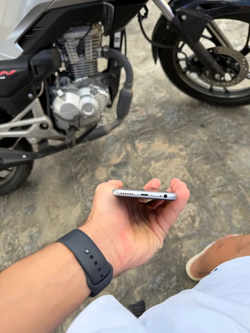 Vendo iPhone 6 s zerado 100 % de bateria 32 tb - Foto 3