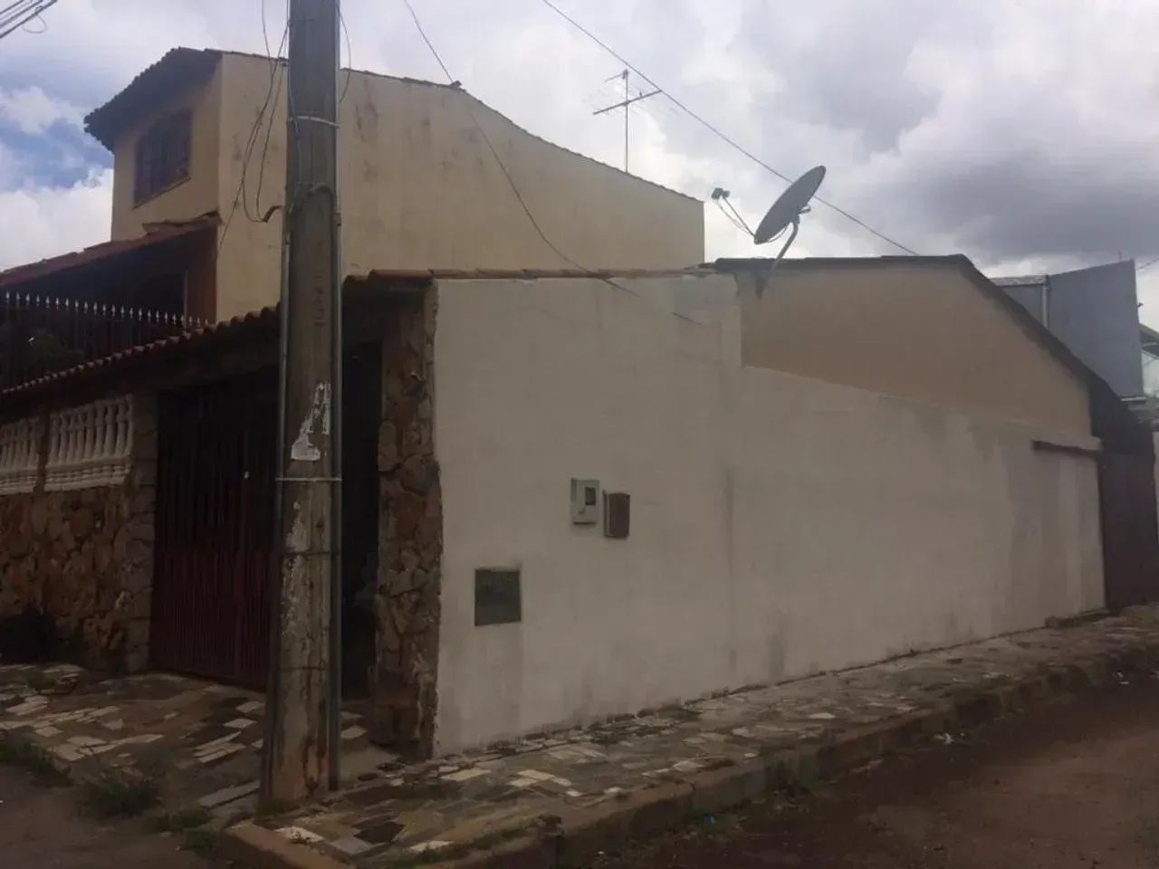 CASA DE ESQUINA COM FUNDOS 4QTS - Foto 3