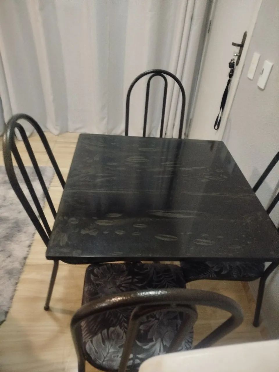 Vendo mesa de 4 cadeiras, semi nova 