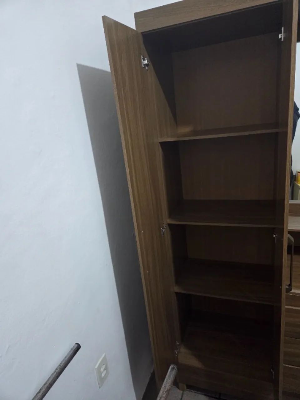 Guarda Roupa 4 Portas 3 Gavetas e Espelho - Foto 2