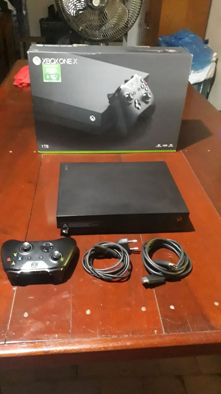 *VENDER RÁPIDO* Xbox One X 1TB + Controle e cabos (Usado)