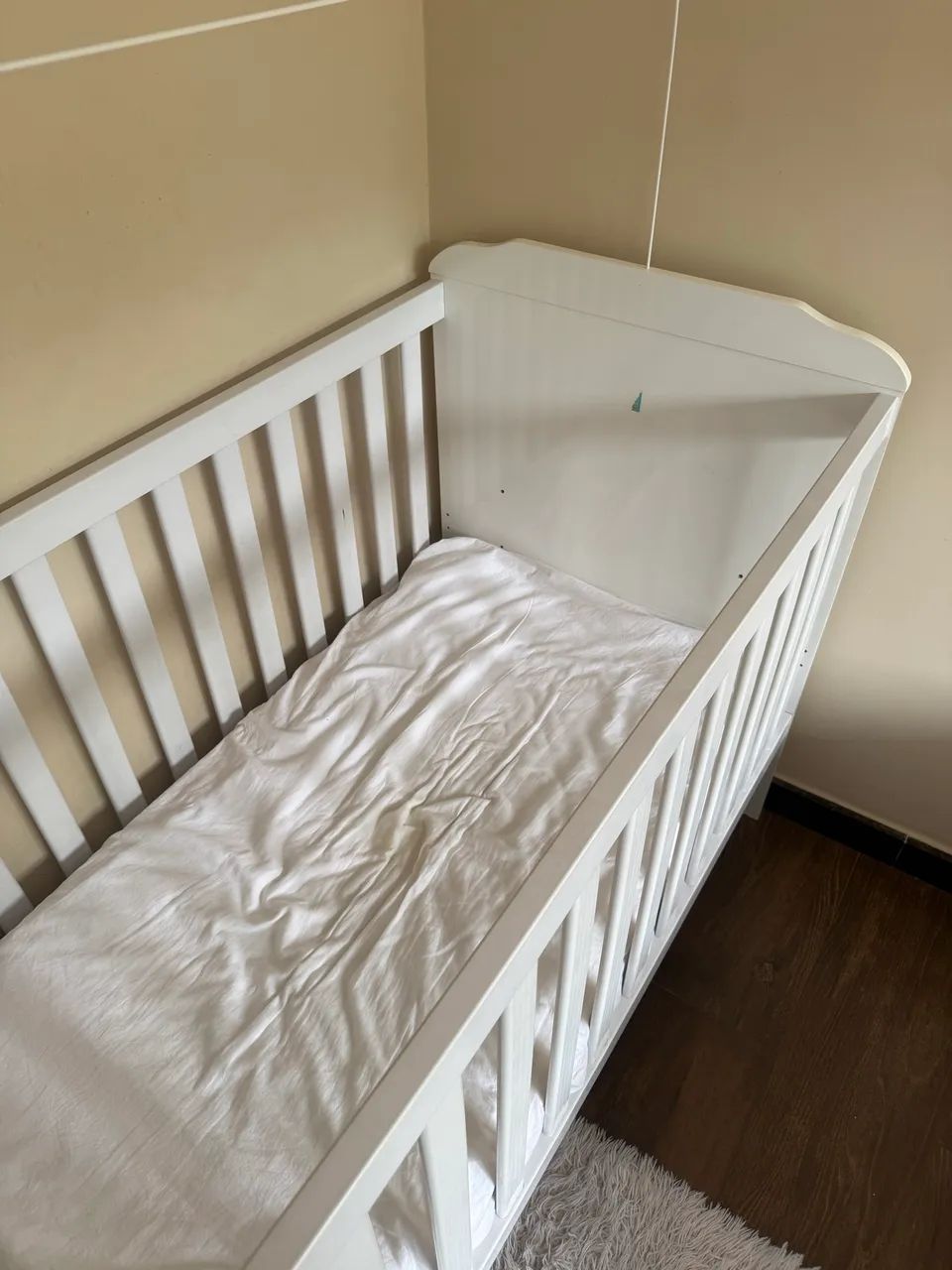 Berço americano vira cama com colchão 