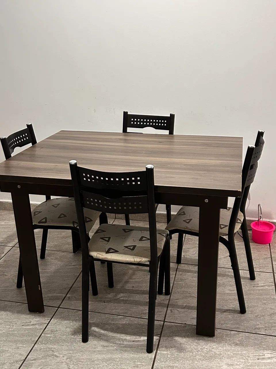 Kit 2 Mesas + 4 Cadeiras (Desapego)