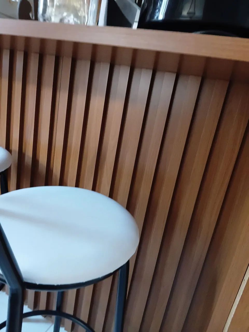 Bancada Ripado em madeira MDF e 02 banquetas em aço  - Foto 2