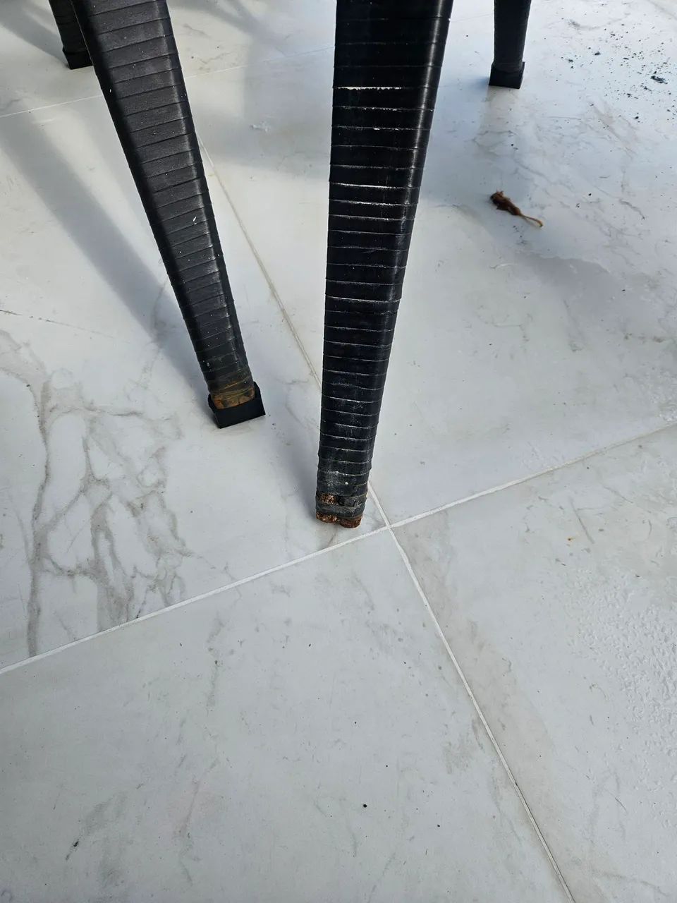 Conjunto cadeiras e mesa auxiliar para área externa - Foto 2