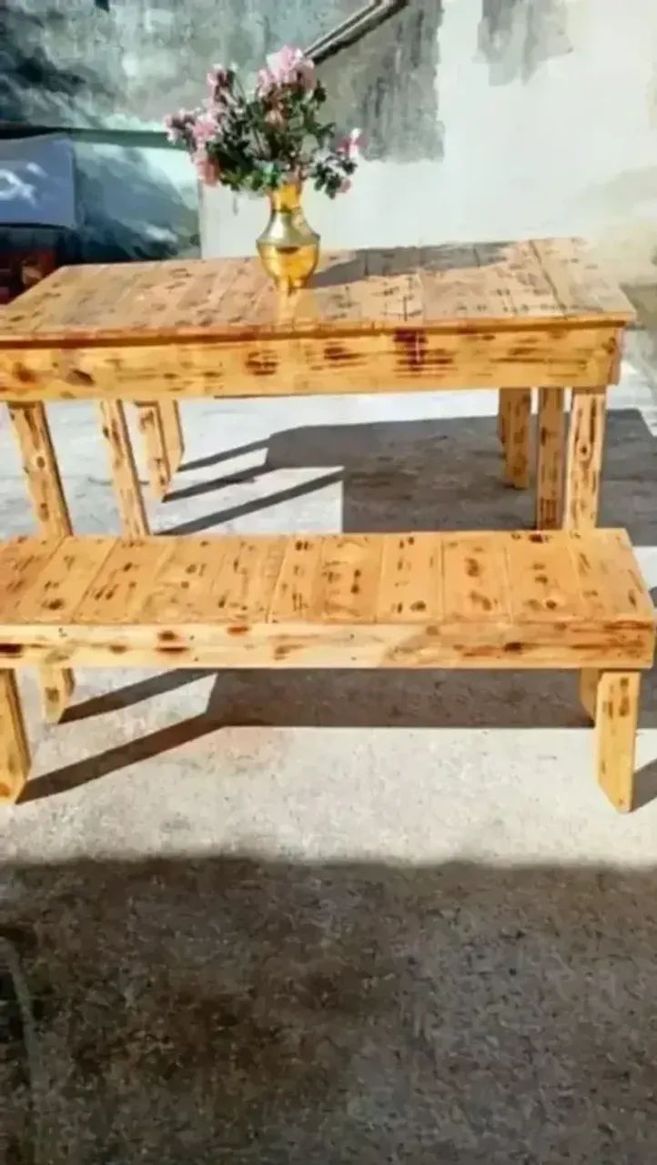 Mesa de madeira maciça toda parafusada e reforçada com dois bancos machetada e envernizada - Foto 2