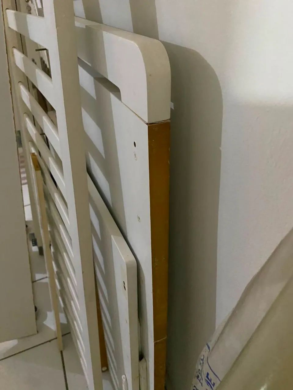 Cendo um berço cama 2 em 1 todo em MDF so esta com parafusos incompleto para montar ! - Foto 3