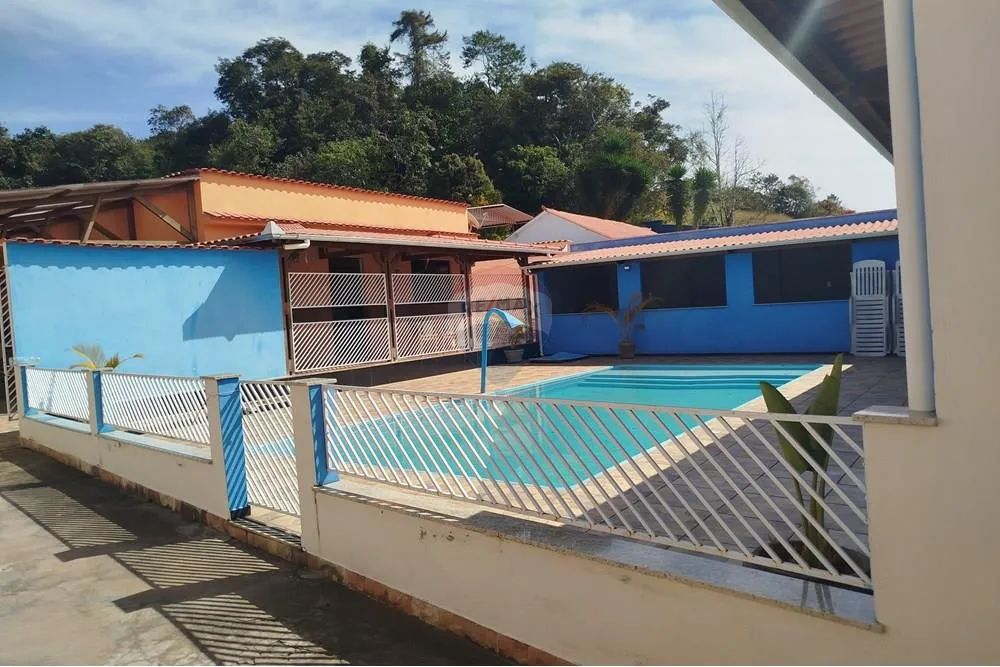 Casa com salão de festas e piscina ampla