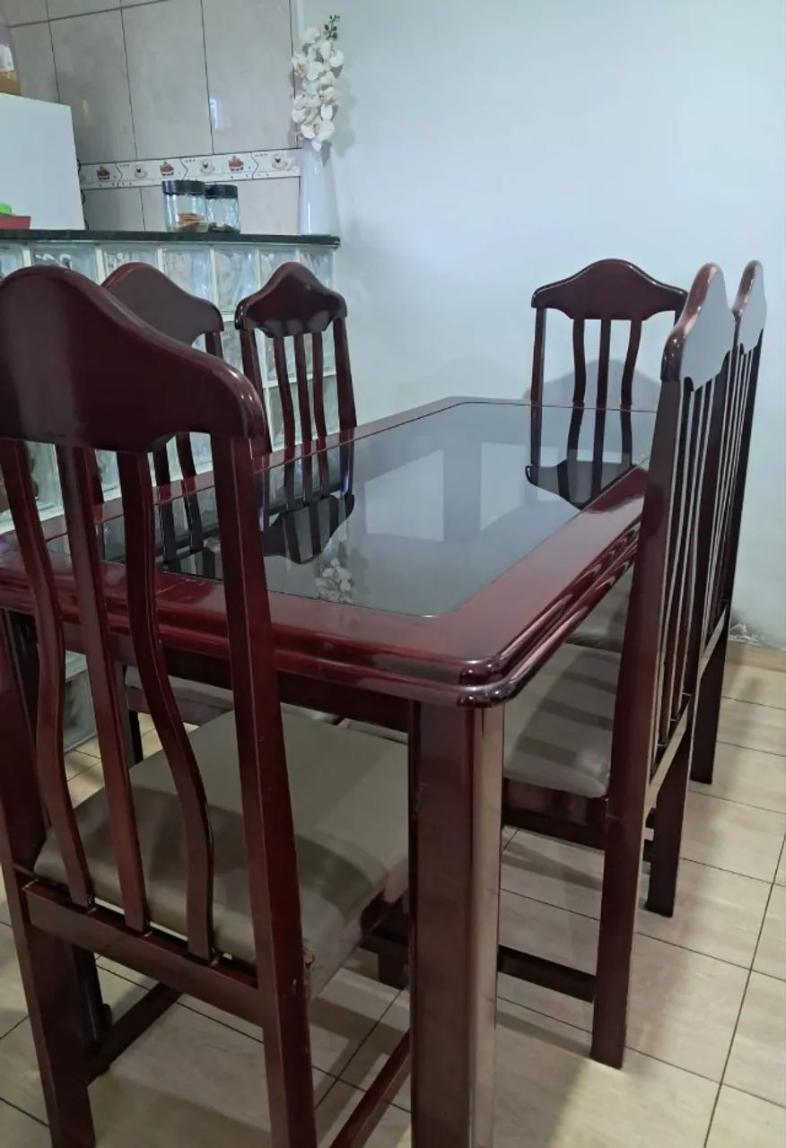 Mesa de jantar seis cadeiras, tampo de vidro.