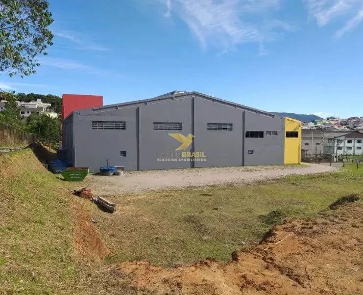 Galpão com área total de 1354 m² com 2 entradas em Forquilhas - São José - SC