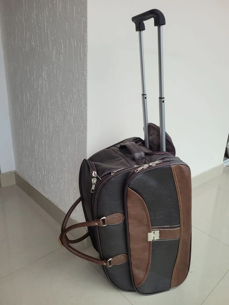 Bolsa de viagem em couro com rodízios  - Foto 5