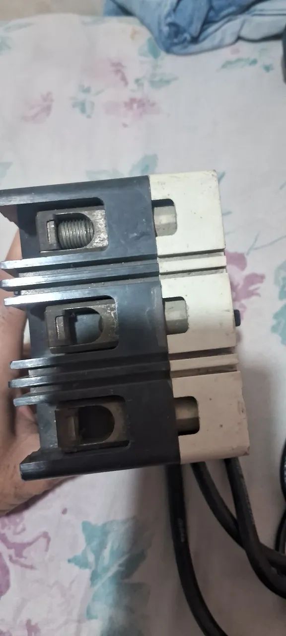 Disjuntor Caixa Moldada Eaton Hmcp150u4c - 150a 3p - Foto 3