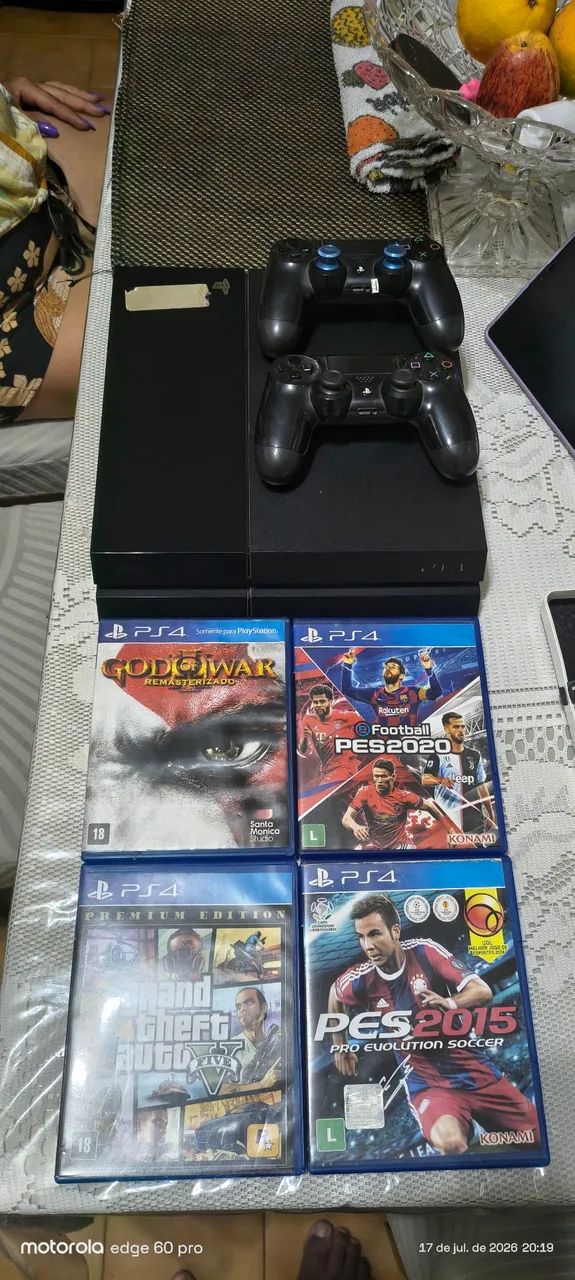 PS4 com 2 controles 