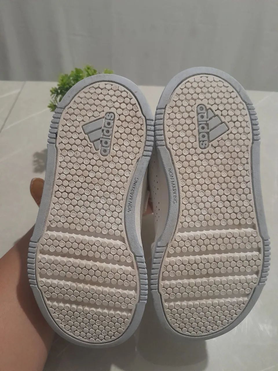 Tênis Adidas Infantil - Tamanho 24<br>Cor branca com detalhes em rosa - Foto 2