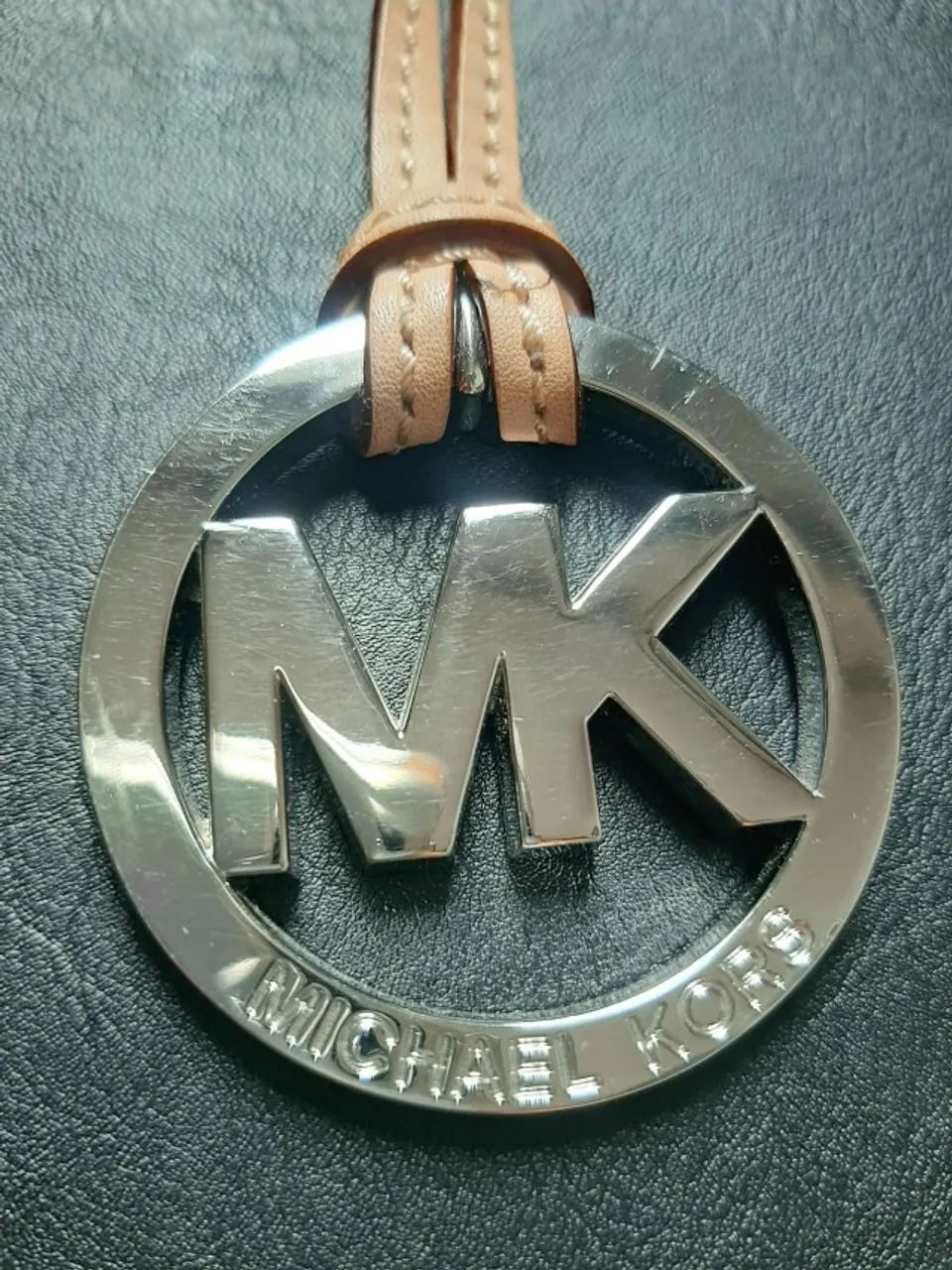 Pingente de bolsa Michael Kors prateado e couro bege - Foto 3