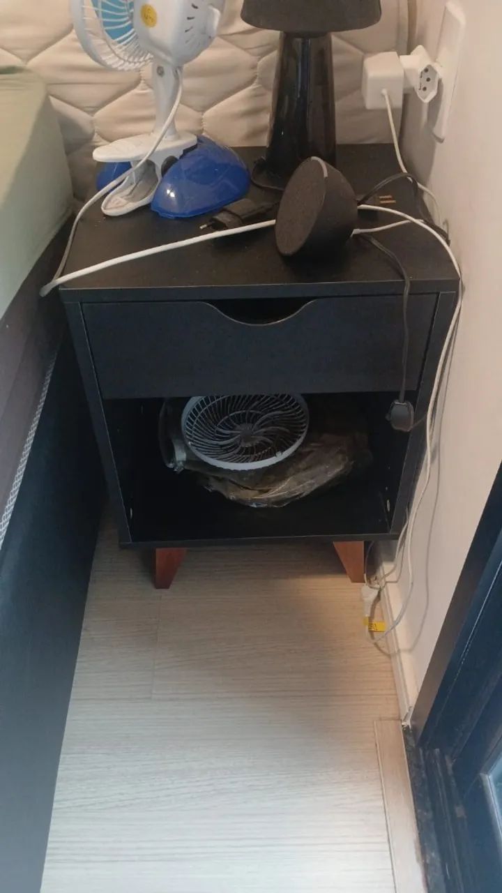 Mesa de Cabeceira de Madeira com 1 Gaveta