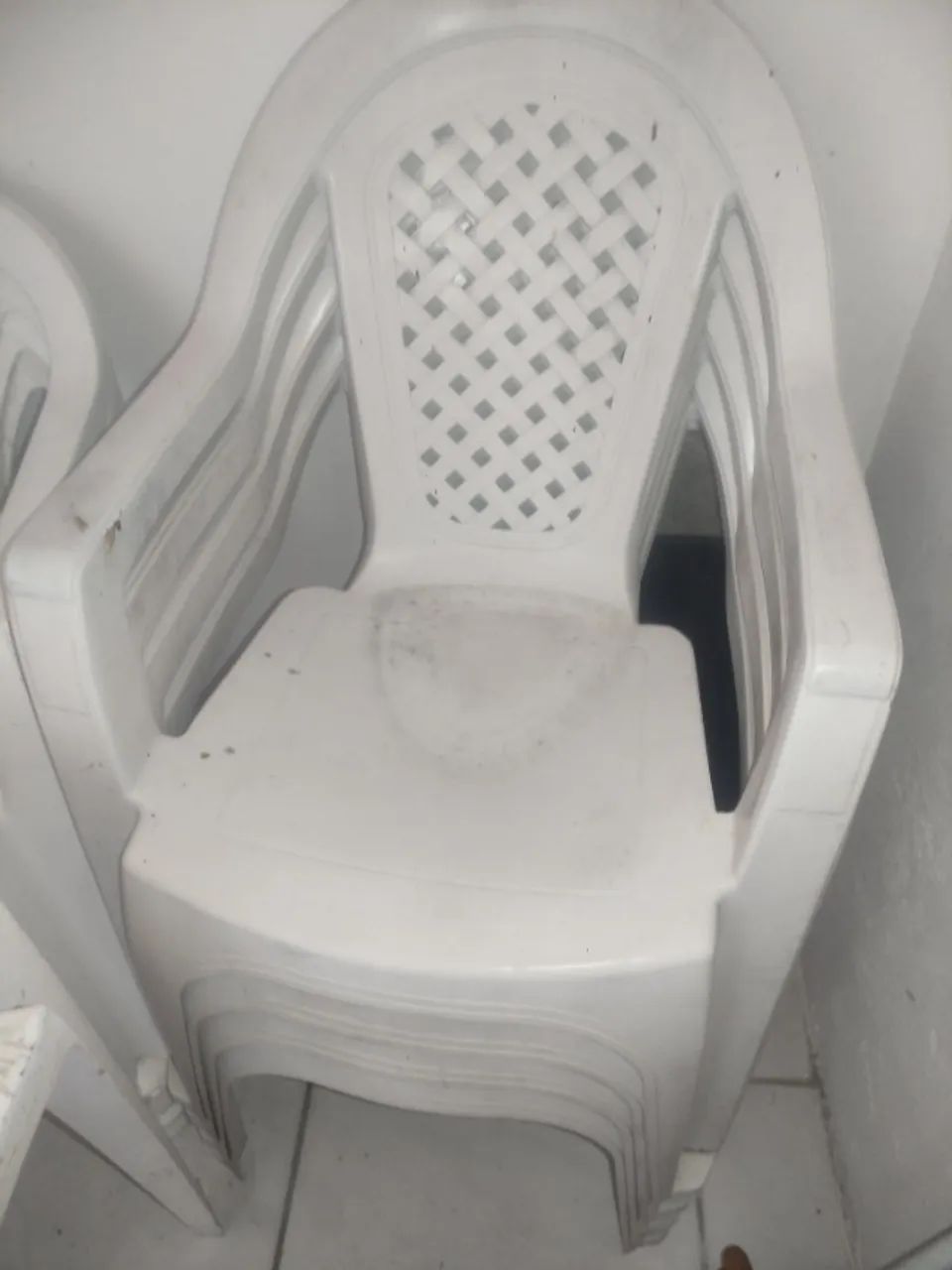 8 cadeiras de plástico e 2 mesas  - Foto 2