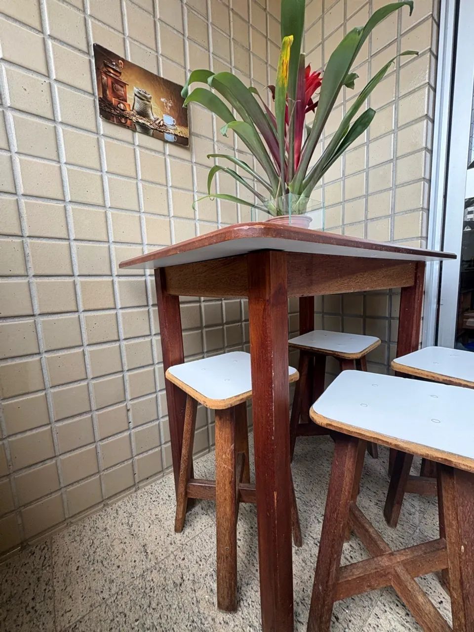 Mesa e bancos de madeira maciça  - Foto 2