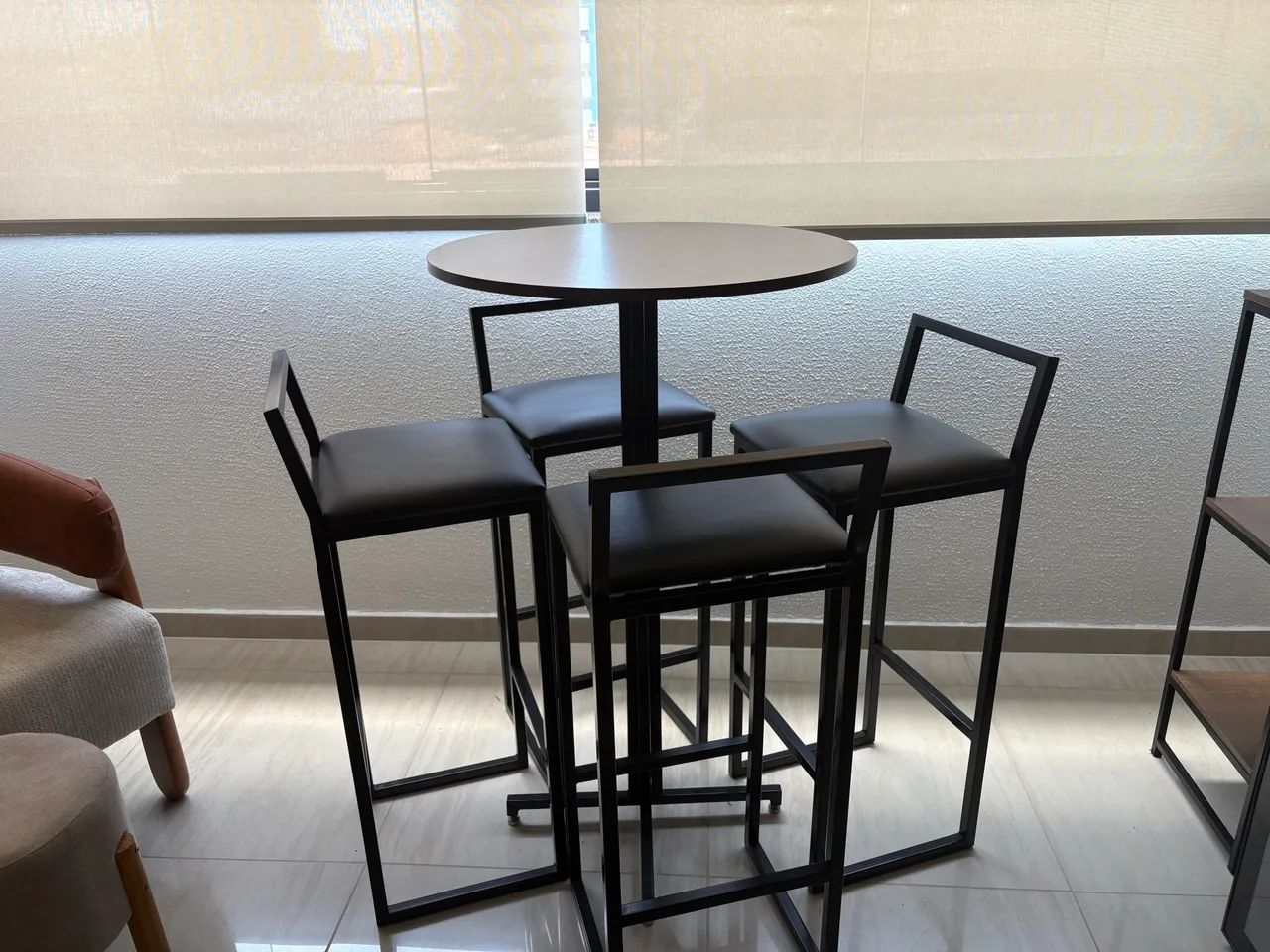 Conjunto mesa alta bistrô redonda Imbuia - Foto 2