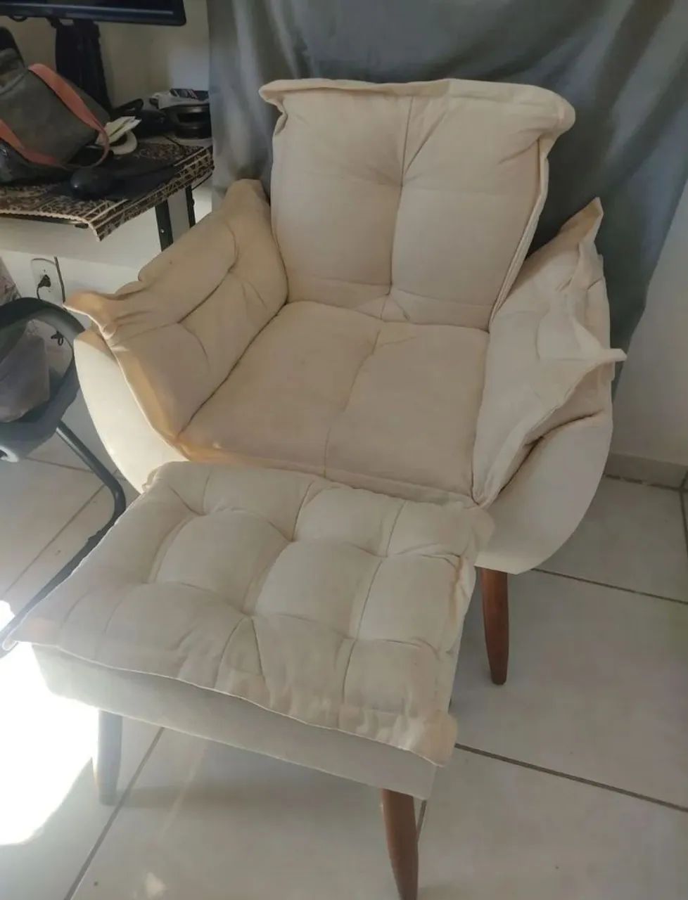 POUTRONA COM DESCANSO DE PÉ 