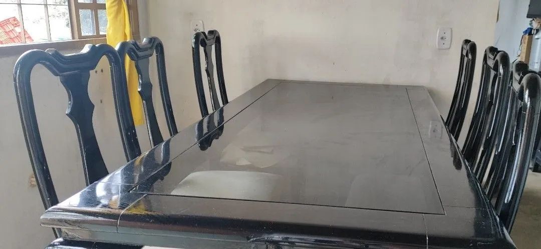 Mesa de jantar com 8 cadeiras estofadas