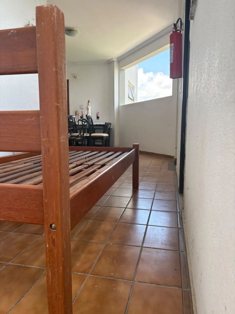 Vendo duas camas de madeira (solteiro) - Foto 4
