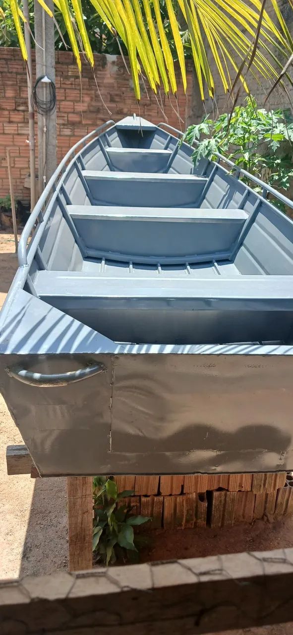 VENDE-SE CANOA DE ALUMÍNIO - BORDADO BAIXO