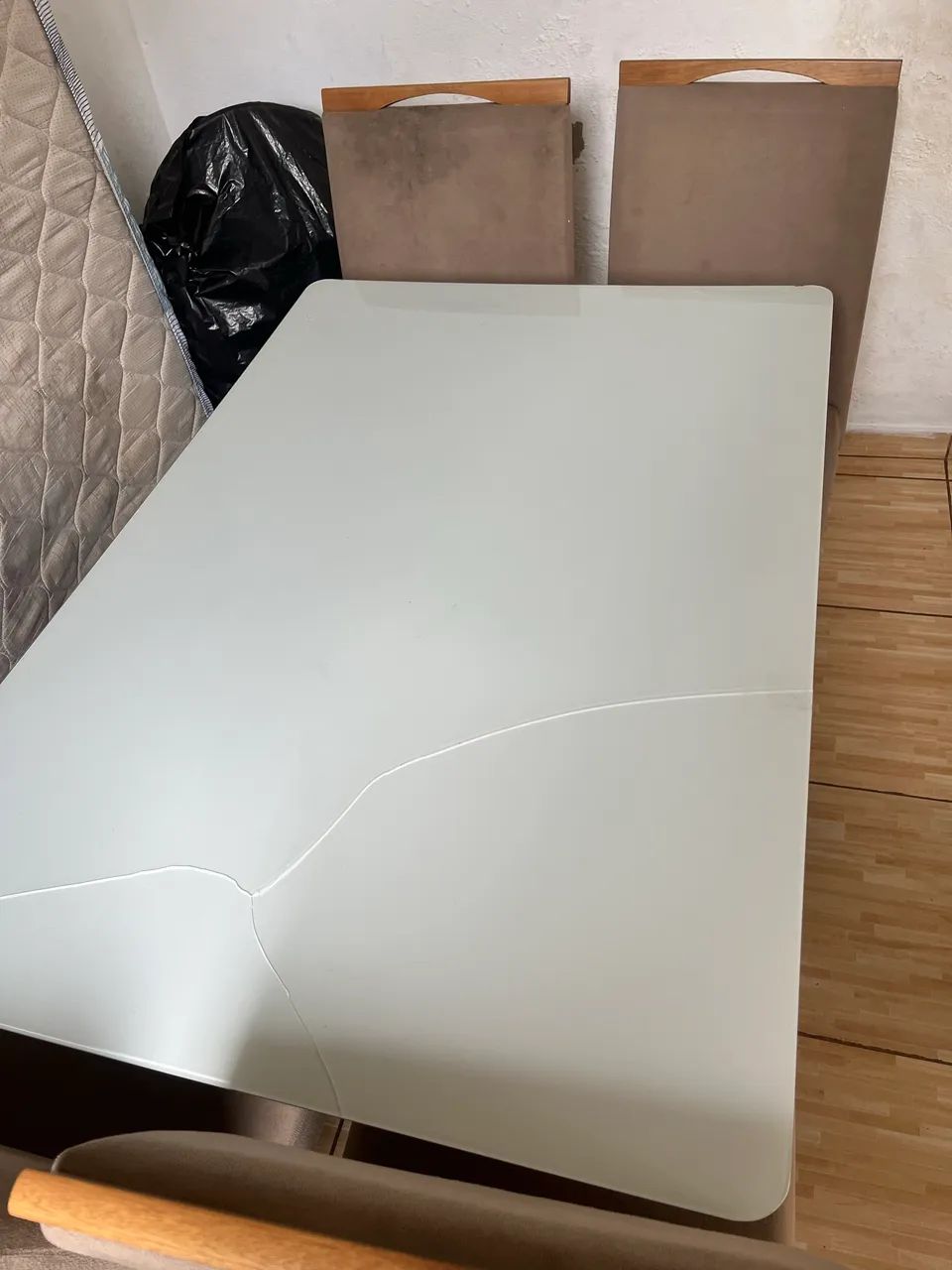 ? Mesa de Jantar com 4 Cadeiras - R$ 600