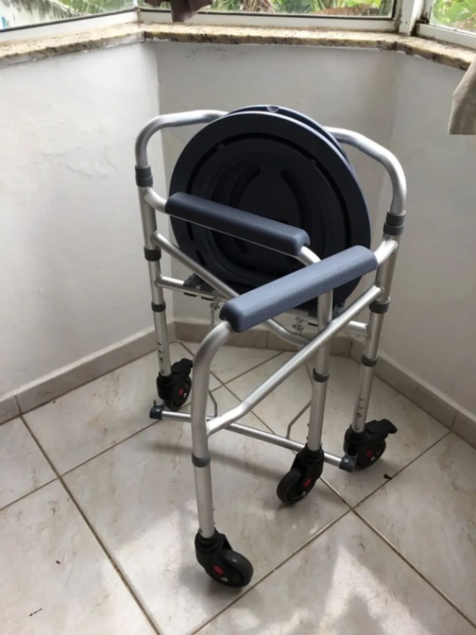 Cadeira de banho pouco usada - Foto 2