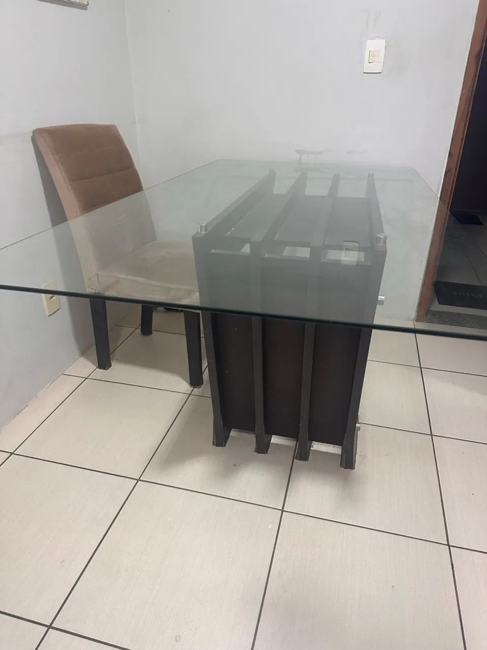 Mesa com algumas avarias 
