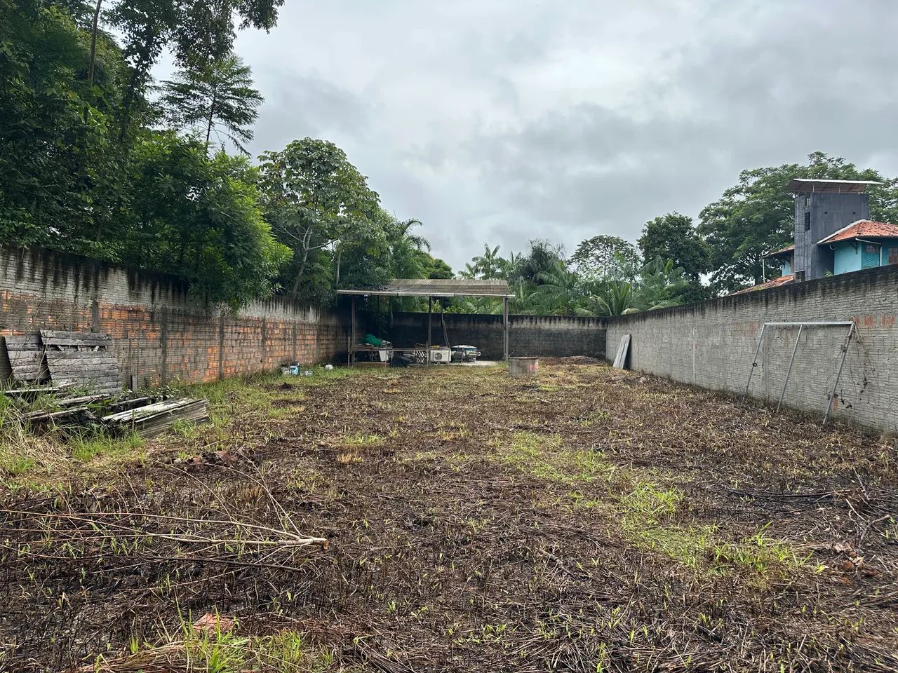 Vendo lote murado com barracão.