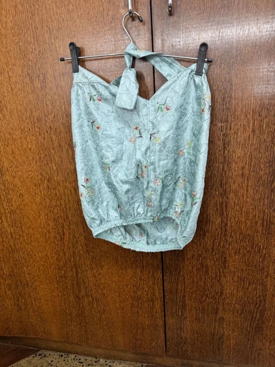 blusa feminina com amarração no pescoço - Foto 3