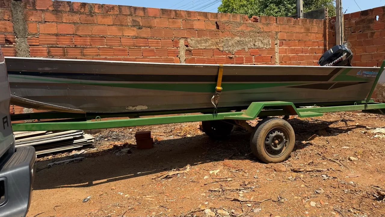 VENDO CANOA COM MOTOR DE 15 TOYAMA