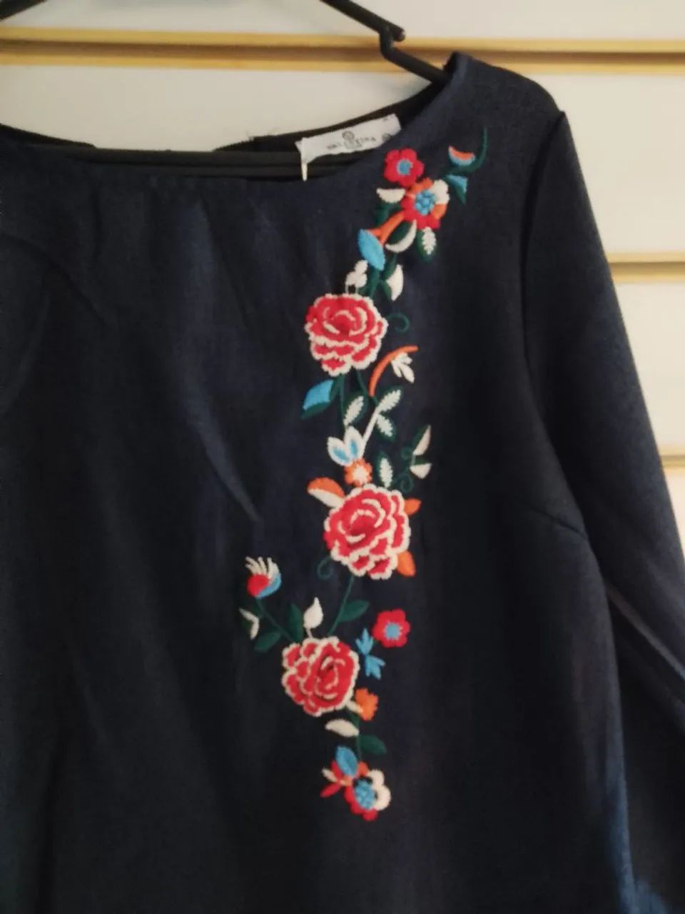 Blusa com detalhe floral - Foto 2