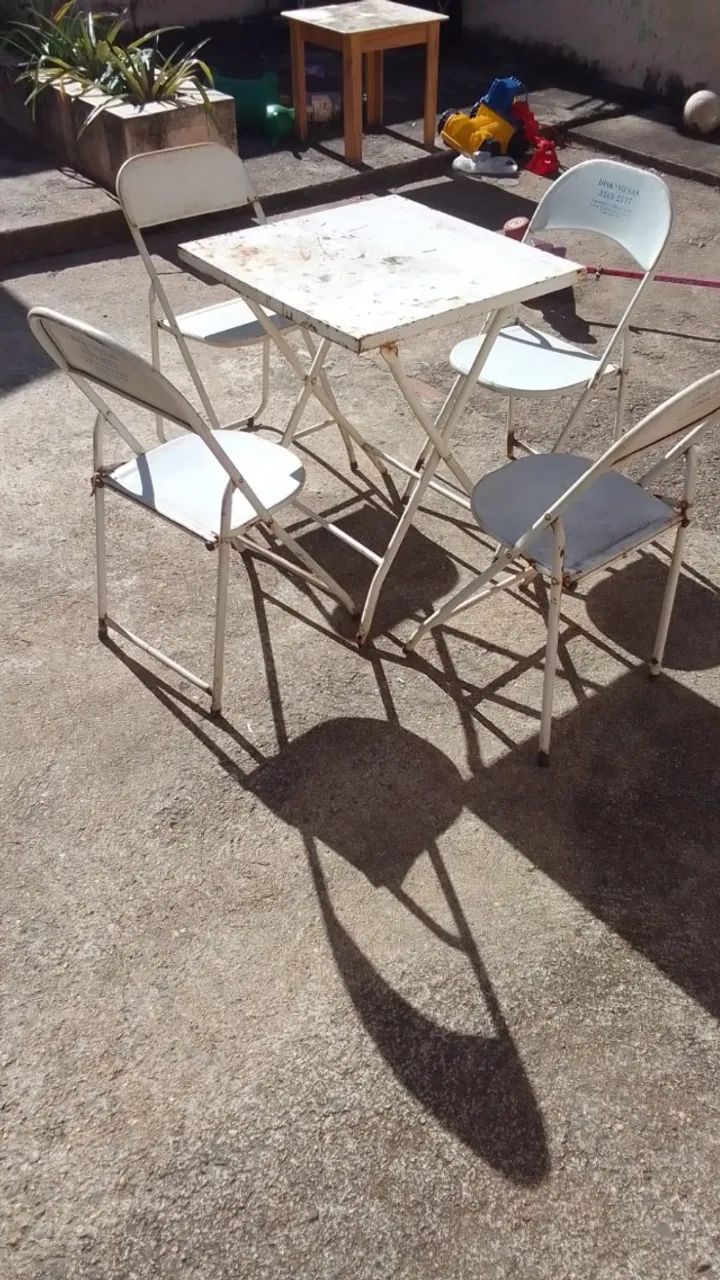 mesa de ferro com cadeiras