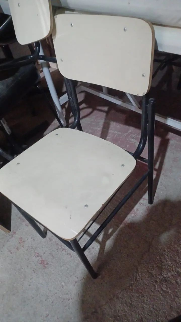 Cadeiras escolares tradicionais, com pés de ferro. - Foto 2