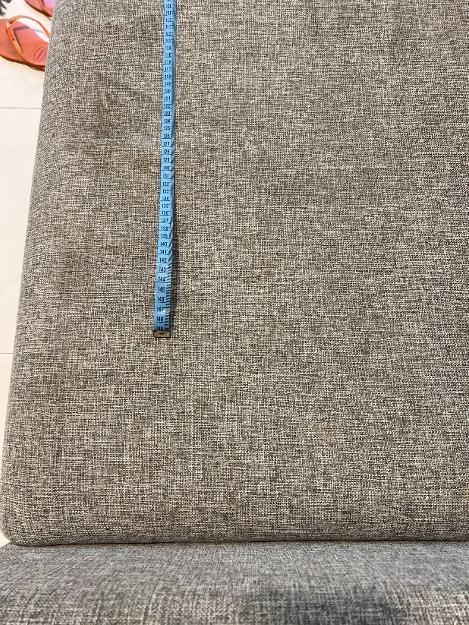 Sofá linho cinza 3 lugares- tok stok- com pequenos detalhes - Foto 5