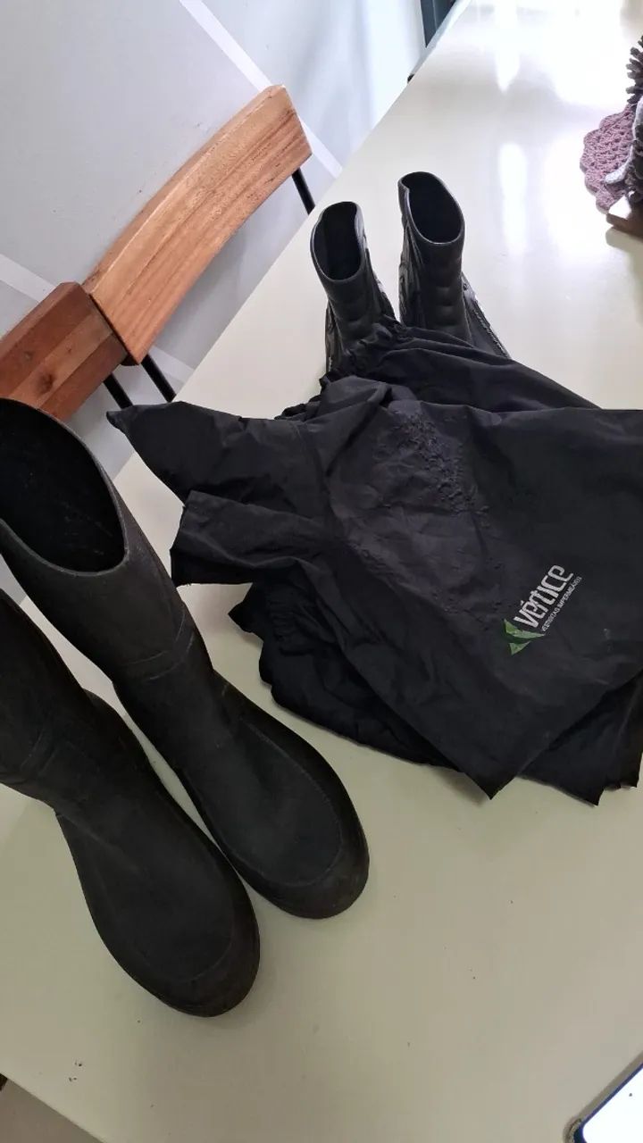 Capa de chuva e bota 