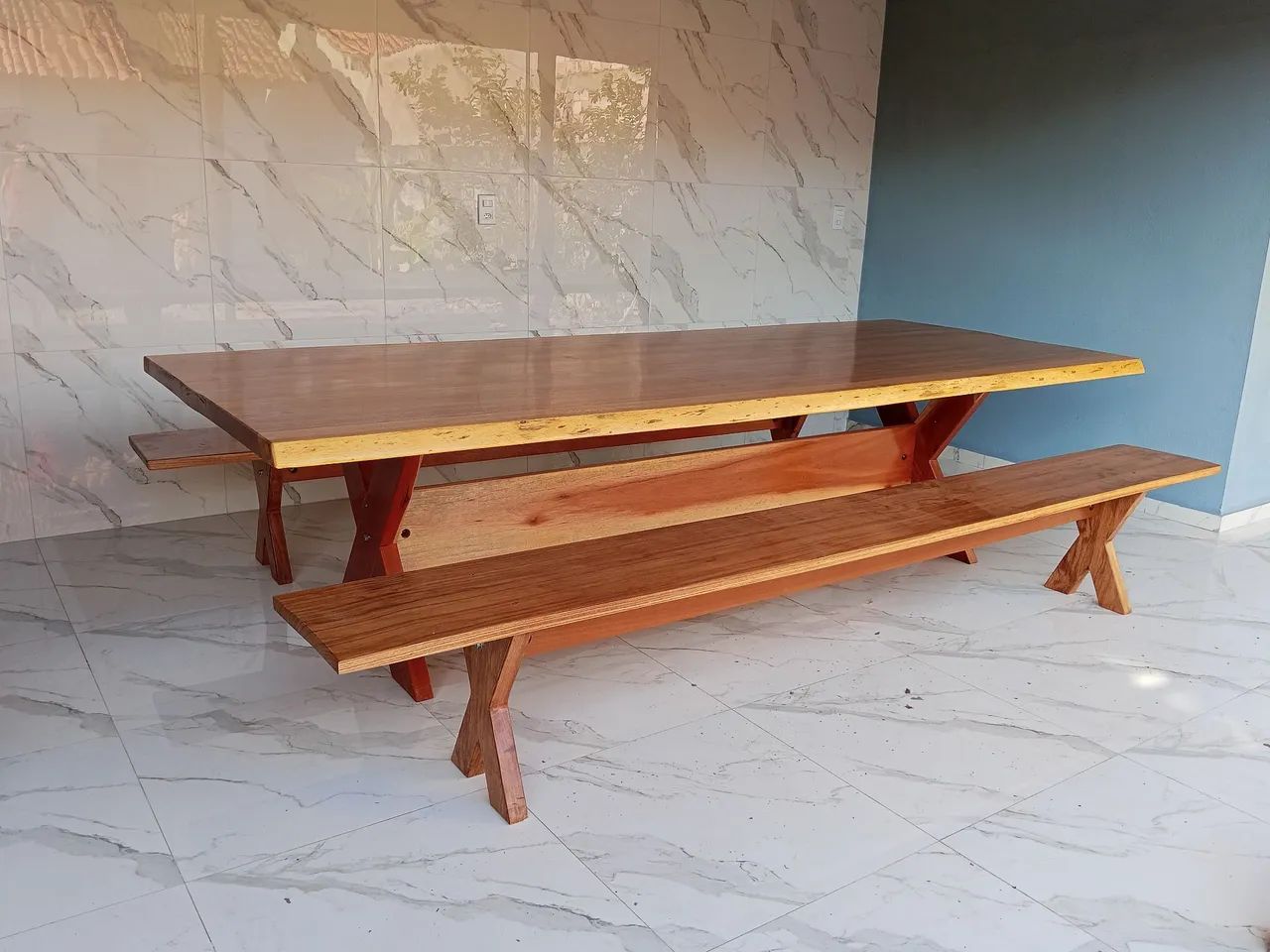 Mesa de madeira maciça com bancos - Foto 5