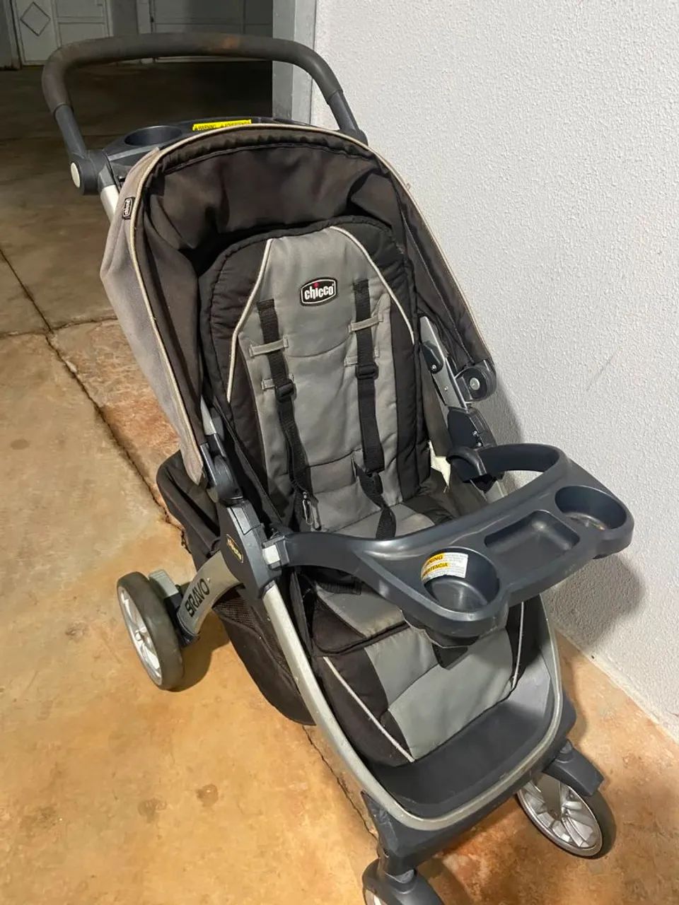 Carrinho de bebê + bebê conforto da Chicco Bravo 