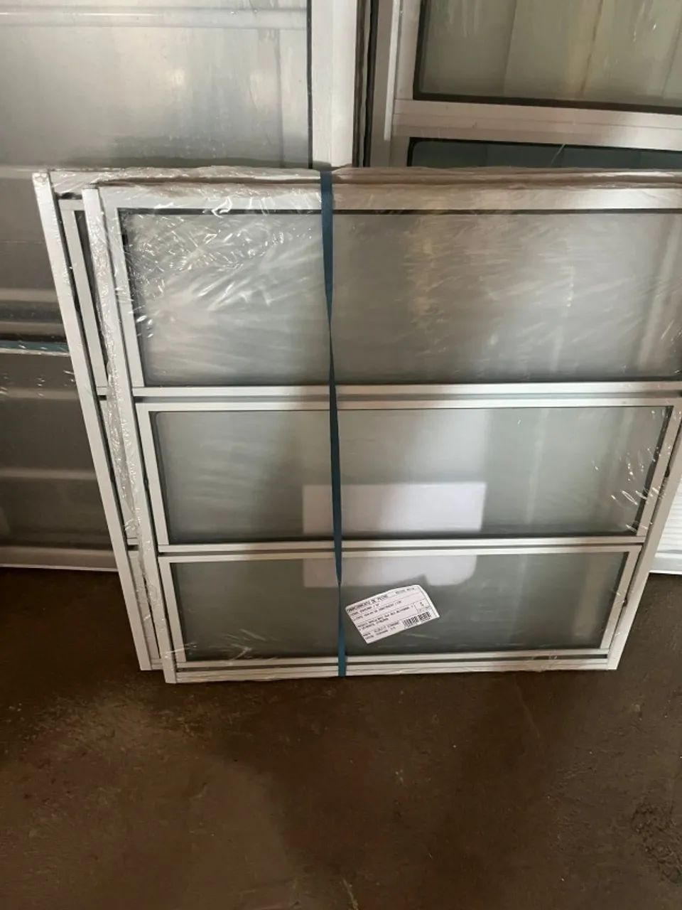 Vitro basculante de aluminio branco  - Foto 2