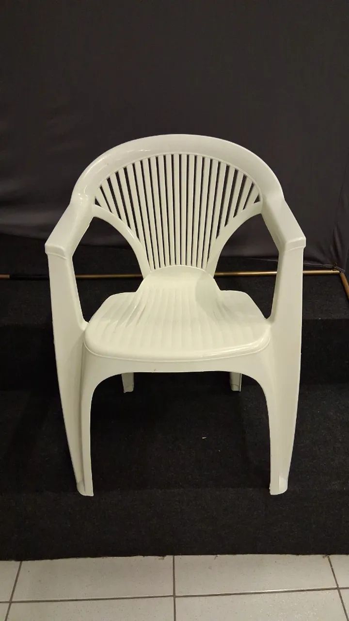 Cadeira Plastica tipo poltrona branca