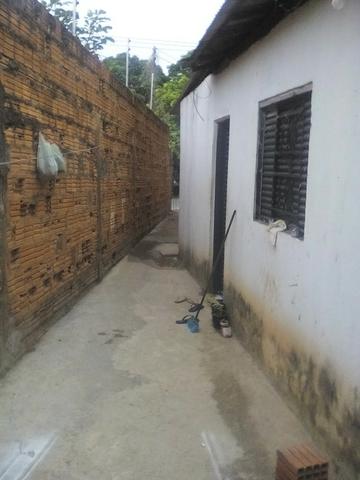 Aluga-se Kit Net com 2 peças mais o banheiro. Não paga água e luz. WhatsApp 9 * - Foto 8