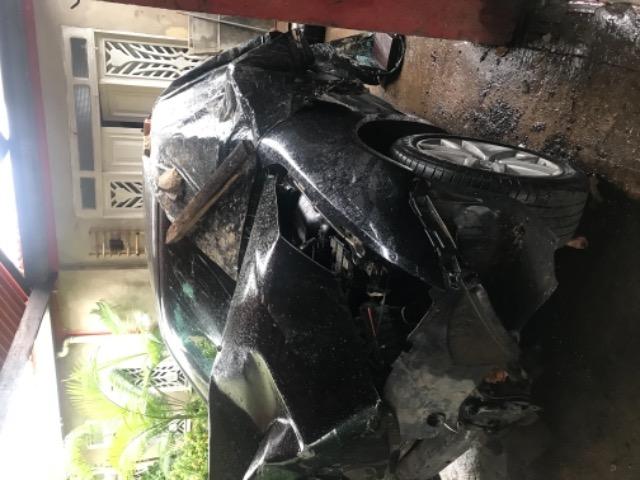 Vendo ou troco carro batido - Foto 2