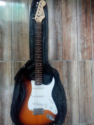 Guitarra squier fender strato, sem marcas de uso! - Foto 3