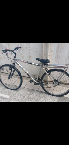 Bicicleta prata aro 26, com marchas e garupa - Foto 2