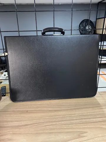 Pasta portfólio . Com 40 Plasticos. Fechamento por zíper 