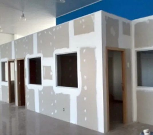 Paredes ou forros em drywall com tratamento acústico.